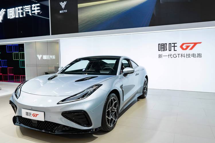 广州79哪吒汽车在智能汽车领域的表现，领途汽车在新能源汽车市场中的影响力